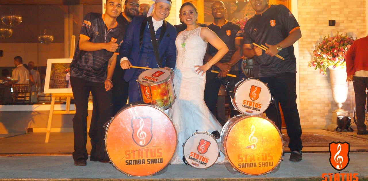 Casal Junto com Bateria de Escola de Samba