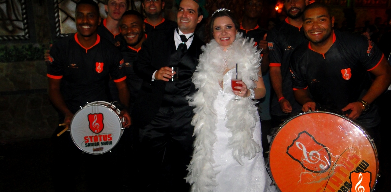 Casal com Status Samba Show