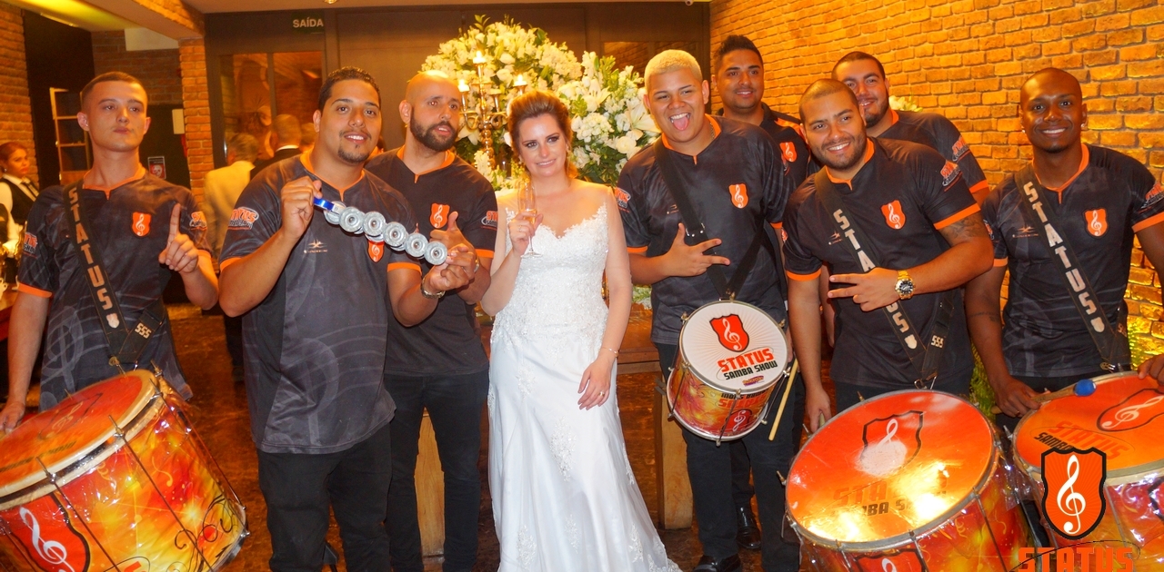 Noiva Junto com Bateria de Escola de Samba