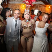 Noiva Jéssica, Noivo Magno com Passistas Valéria, Karine e Mariana Pedro em Festa de Casamento