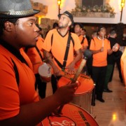 Equipe de Bateria de Escola de Samba em Ação em Festa de Casamento