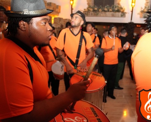 Equipe de Bateria de Escola de Samba em Ação em Festa de Casamento