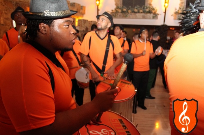 Equipe de Bateria de Escola de Samba em Ação em Festa de Casamento