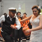 Noiva Mariana e Noivo José caindo no Samba