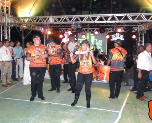 Bateria de escola de samba em cena