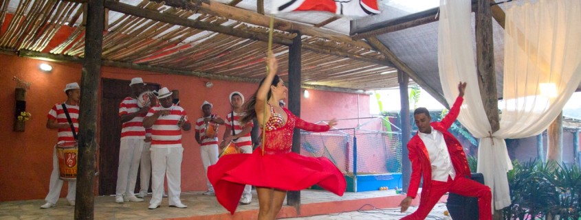 Mestre Sala e Porta Bandeira com bandeira personalizada