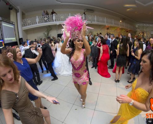 Mulata com vestido animando os convidados