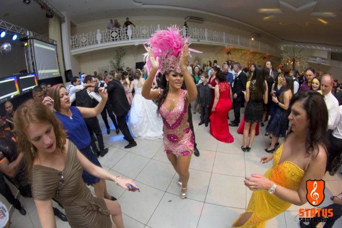 Mulata com vestido animando os convidados