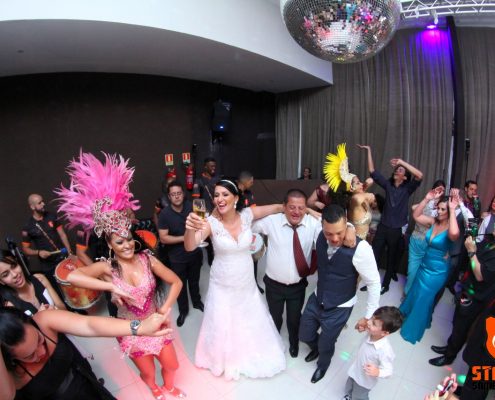 Casal com Mulatas em Festa de Casamento