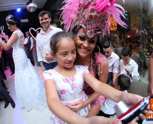 Mulata Nathany Piemonte e convidada em festa de casamento