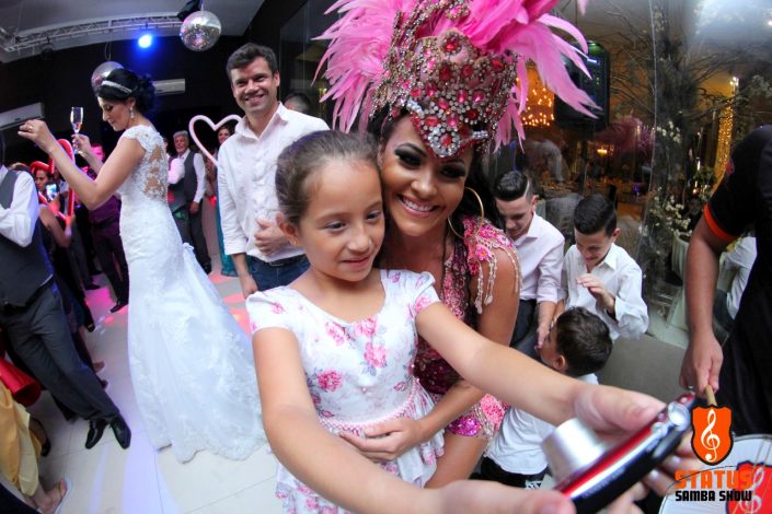 Mulata Nathany Piemonte e convidada em festa de casamento