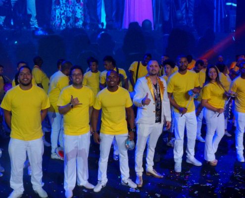 Equipe de Bateria de 50 integrantes da Status Samba Show em evento da Hinode