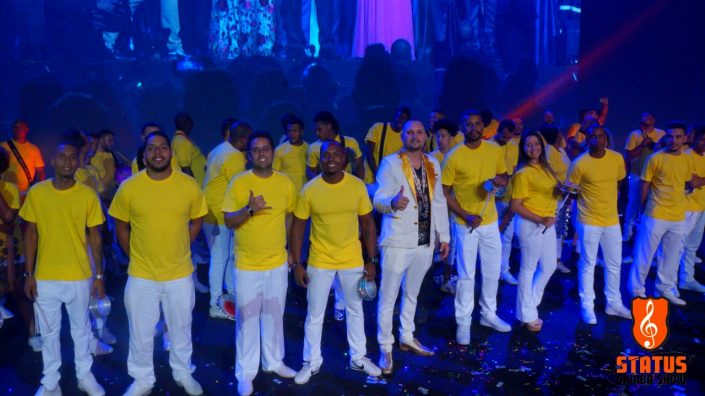 Equipe de Bateria de 50 integrantes da Status Samba Show em evento da Hinode