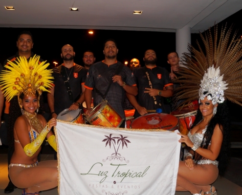 Equipe de Bateria Completa junto com Passistas e Bandeira Personalizada