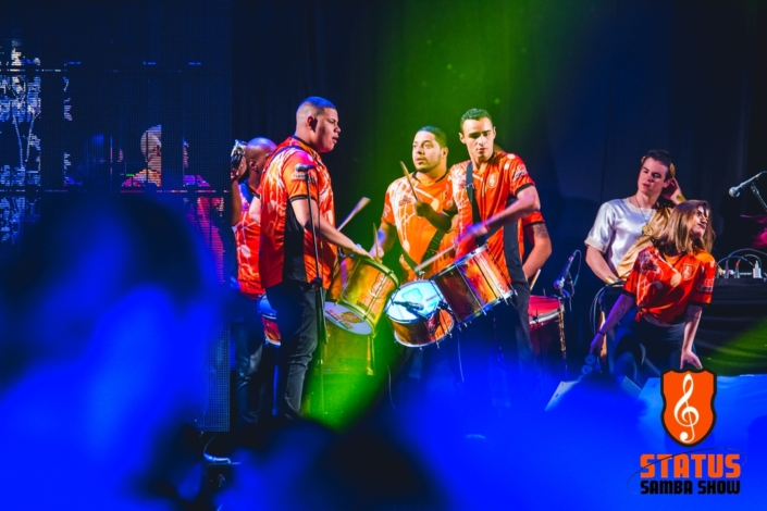 Carlinhos e Kiki ritmistas Status Samba Show