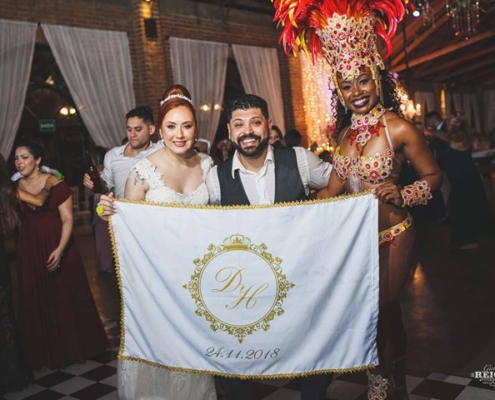 Daiane e Herson junto com Mulata Aritha com bandeira prsonalizada