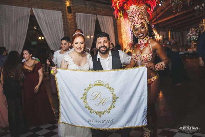 Daiane e Herson junto com Mulata Aritha com bandeira prsonalizada