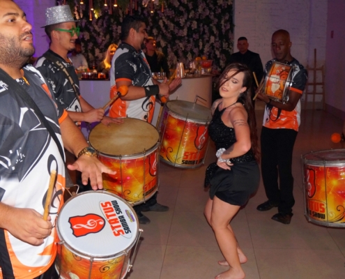 Convidada caindo no Samba junto com a Bateria