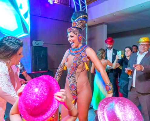 Noiva Grasi recebendo Passista Nathany Piemonte em sua Festa de Casamento