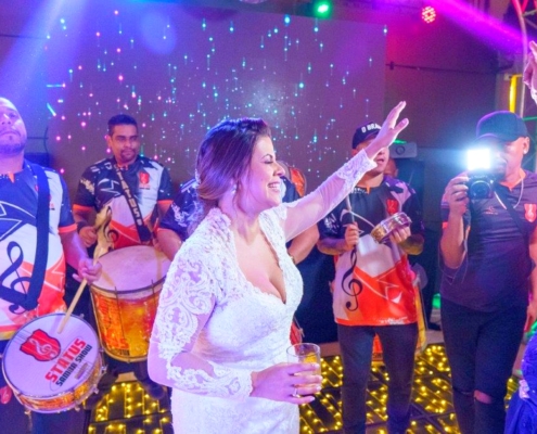 Noiva Grasi curtindo um samba de qualidade em conjunto da Bateria nota 10 da Status Samba Show
