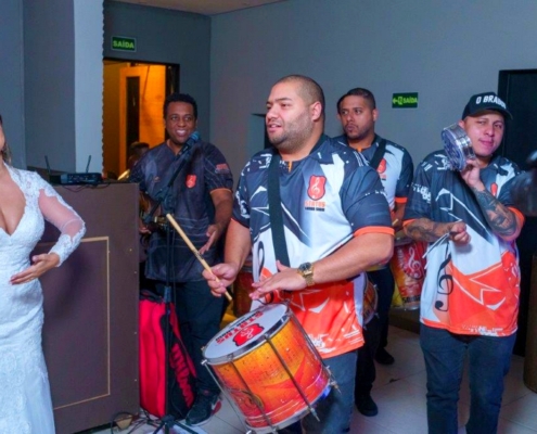 Cantor Murilo e Noiva Grasi recebendo Bateria em Festa de Casamento