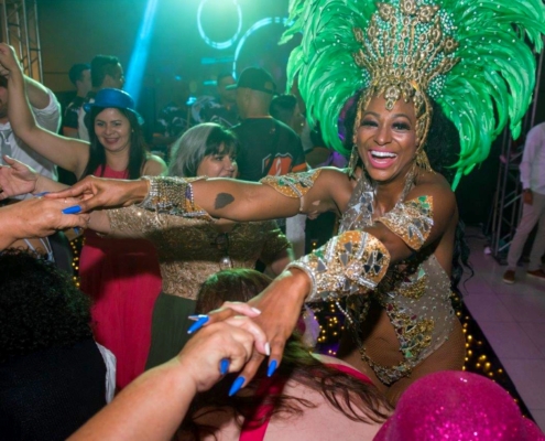 Passista Elaine de Abreu interagindo com os convidados