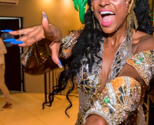 Passista Elaine de Abreu interagindo com convidados em Festa de Casamento