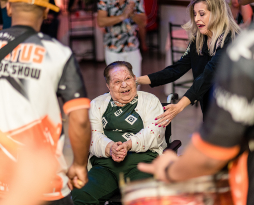 Dona Helena feliz com a participação da Bateria de Escola de Samba em sua Festa