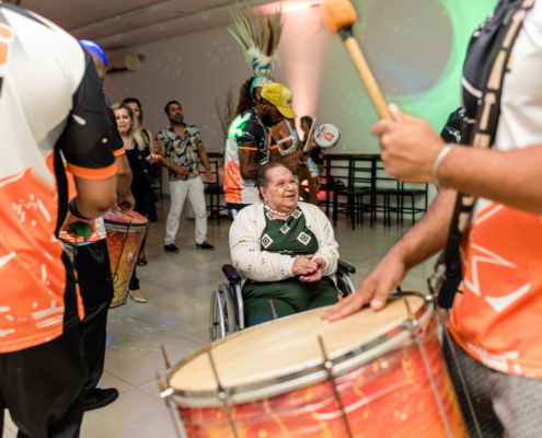 Dona Helena acompanhando de perto e interagindo com a Bateria de Escola de Samba da Status Samba Show em sua Festa