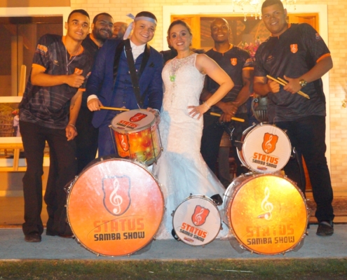 Casal Junto com Bateria de Escola de Samba
