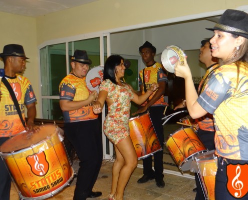 Bateria de Escola de Samba e Convidados