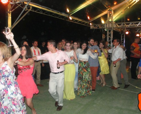 Convidados em festa de casamento caindo no samba